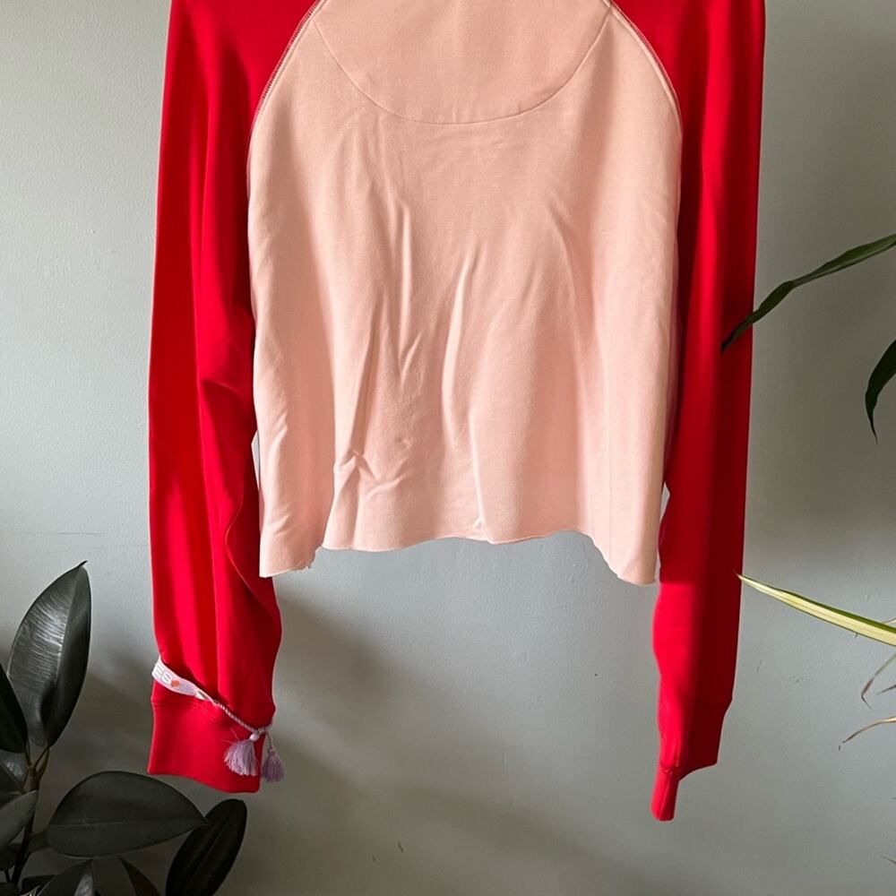 Alice + Olivia Big Feelings soft Crop Sweatshirt w Vibes bracelet band NEW Lg - Picture 3 of 7